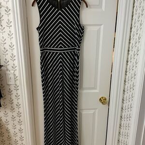 Just Taylor Size 8 black and white chevron maxi dress